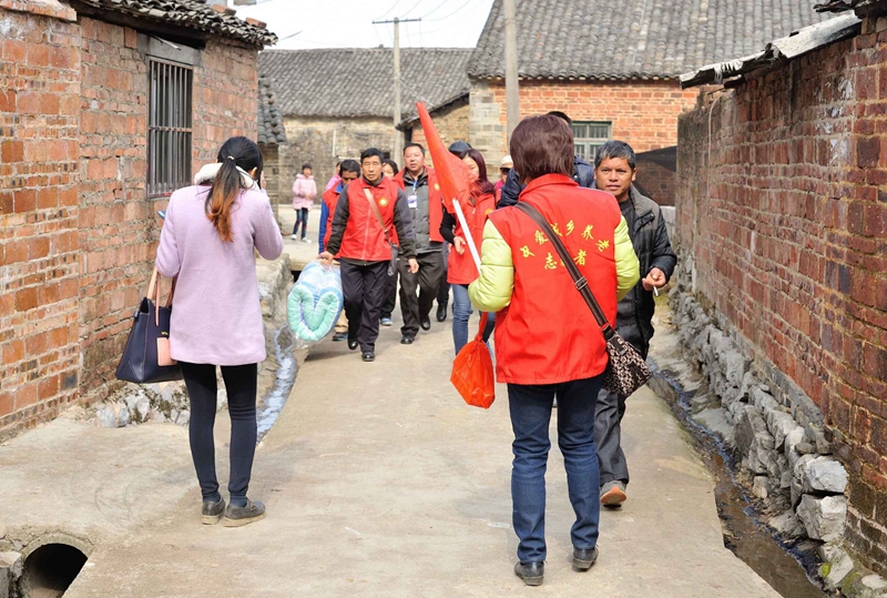 中爱志愿者广西站永福县罗锦镇下村村慰问文艺演出